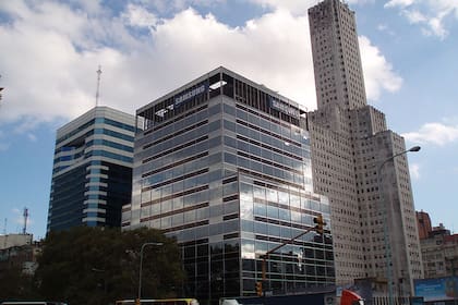 El edificio es reconocido por tener el cartel de Samsung