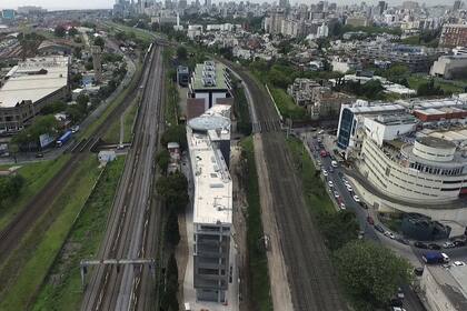 El edificio está construido entre dos líneas de tren, lo que dificulta su acceso peatonal