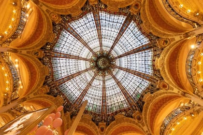 El edificio está coronado por una cúpula de estilo art nouveau, de 43 metros de altura