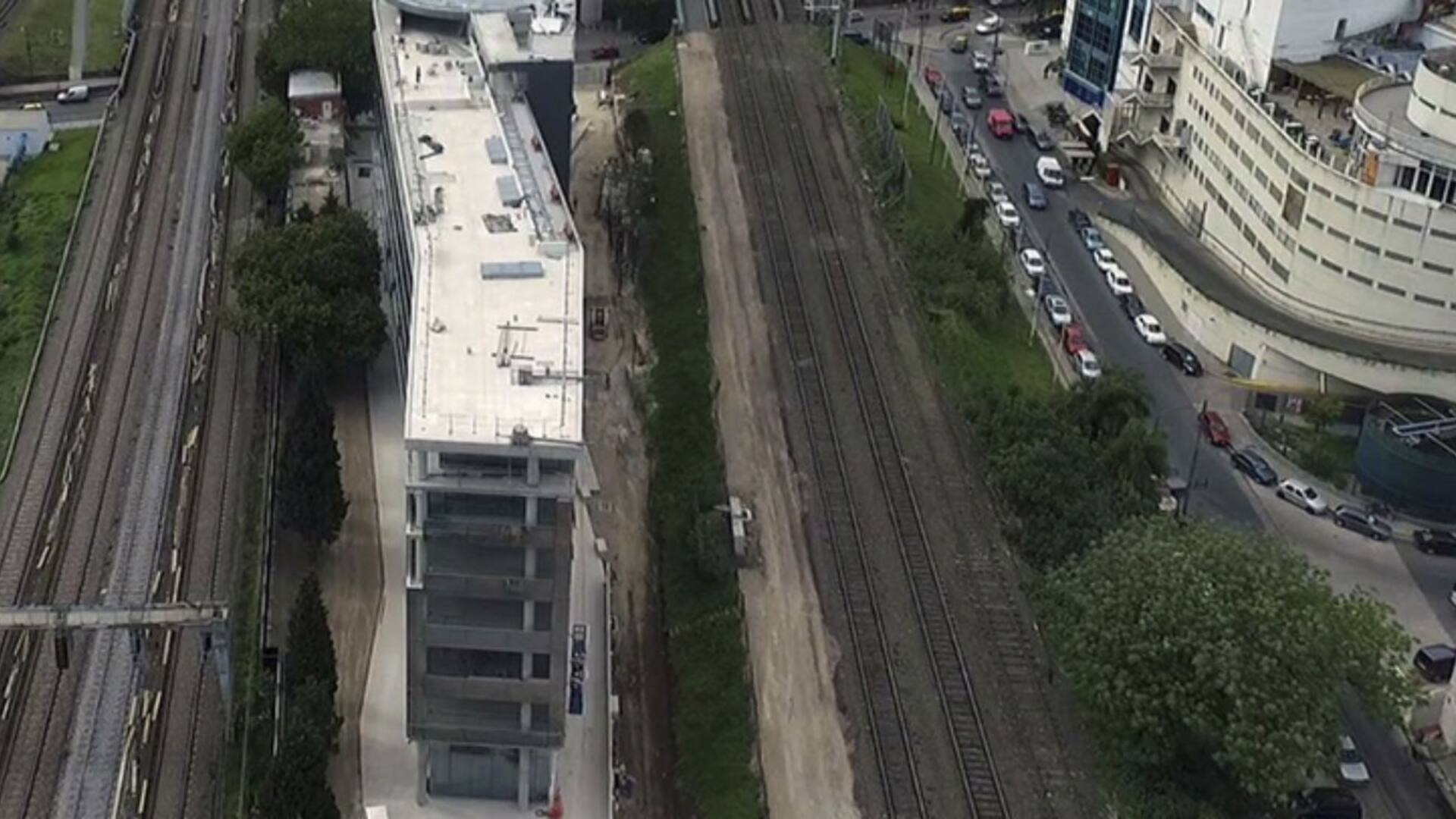 El edificio entre las vías