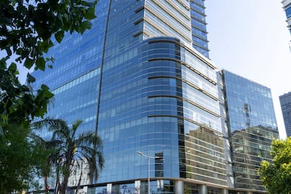 El edificio está frente a Plaza Roma