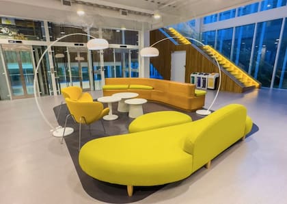 El edificio está llenos de espacios comunes, que siguen la tendencia del coworking