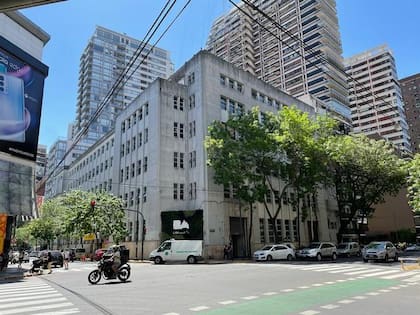 El edificio está ubicado en la esquina de la avenida Coronel Díaz y Beruti, a metros del shopping Alto Palermo