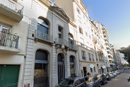 El edificio está ubicado en una zona en donde hay muchas construcciones patrimoniales.