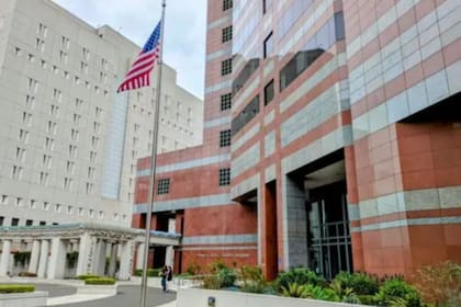 El edificio federal Edward R. Roybal, en el centro de Los Ángeles, fue el lugar donde ICE retuvo a decenas de inmigrantes en su subsuelo tras acudir a citas de registro