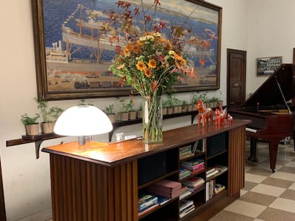 El edificio fue concebido para ofrecer un espacio litúrgico a los marinos suecos que frecuentaban el puerto. Por ello cuenta con muchas referencias al mar.