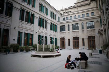 El edificio fue diseñado por el arquitecto francés Norbert-Auguste Maillart, quien también creó el Palacio de Correos, actual CCK, y el Palacio de Justicia.