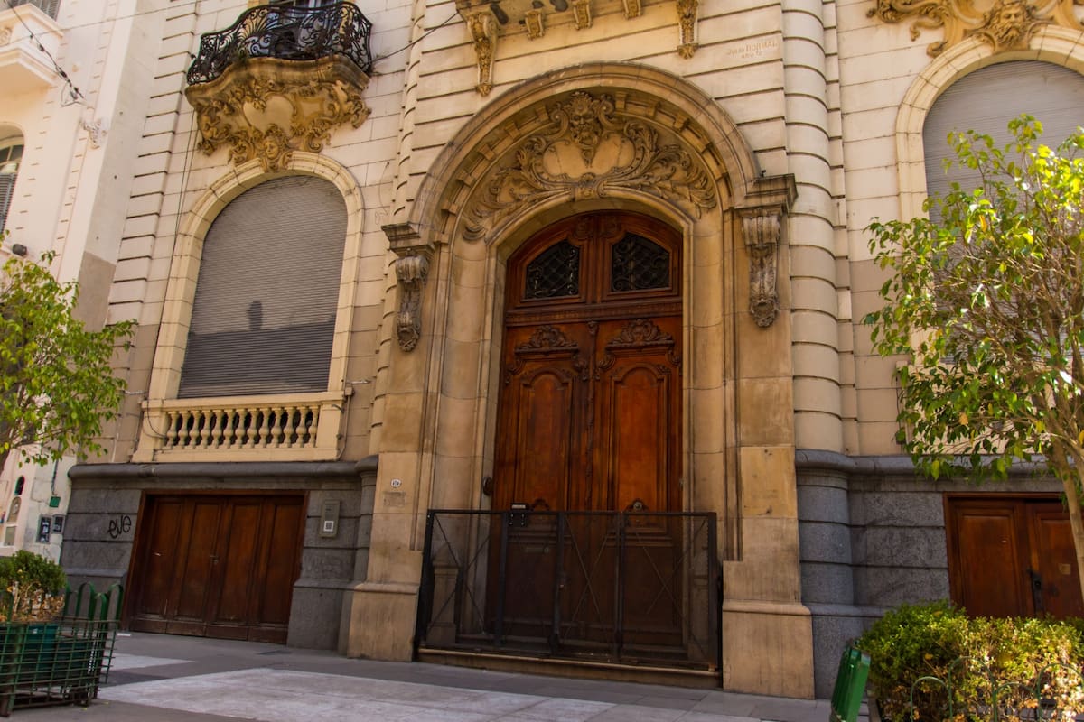 El edificio fue diseñado por el arquitecto belga Jules Dormal como residencia para la familia Peña-Blaye e inaugurado en 1902