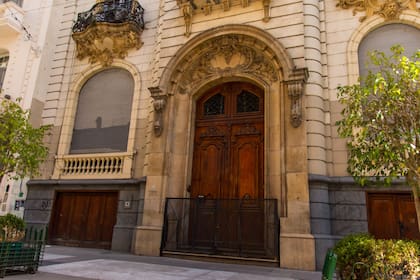 El edificio fue diseñado por el arquitecto belga Jules Dormal como residencia para la familia Peña-Blaye e inaugurado en 1902