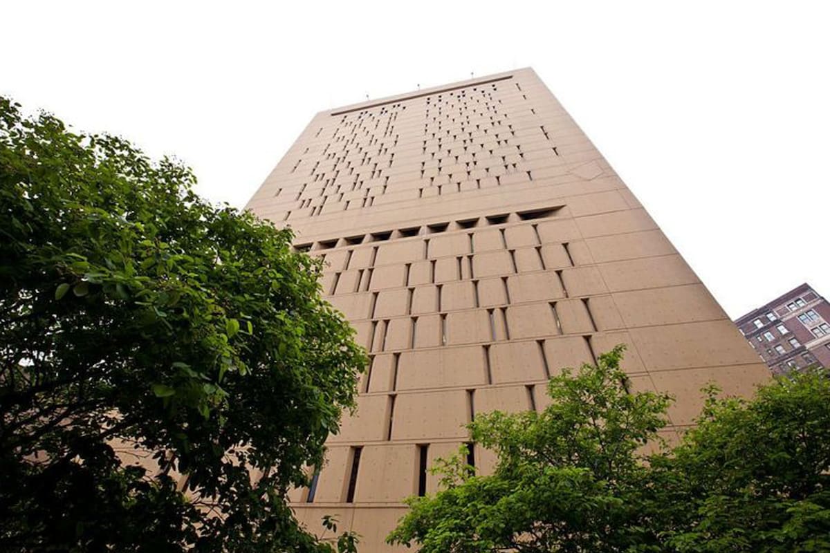 El edificio fue diseñado por el arquitecto Harry Weese y se terminó de construir en 1975.