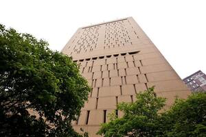 El edificio fue diseñado por el arquitecto Harry Weese y se terminó de construir en 1975.