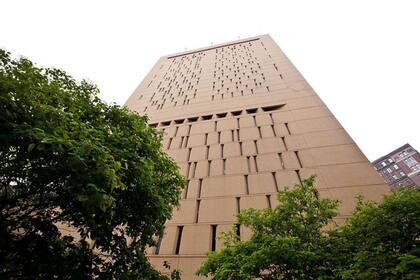 El edificio fue diseñado por el arquitecto Harry Weese y se terminó de construir en 1975.