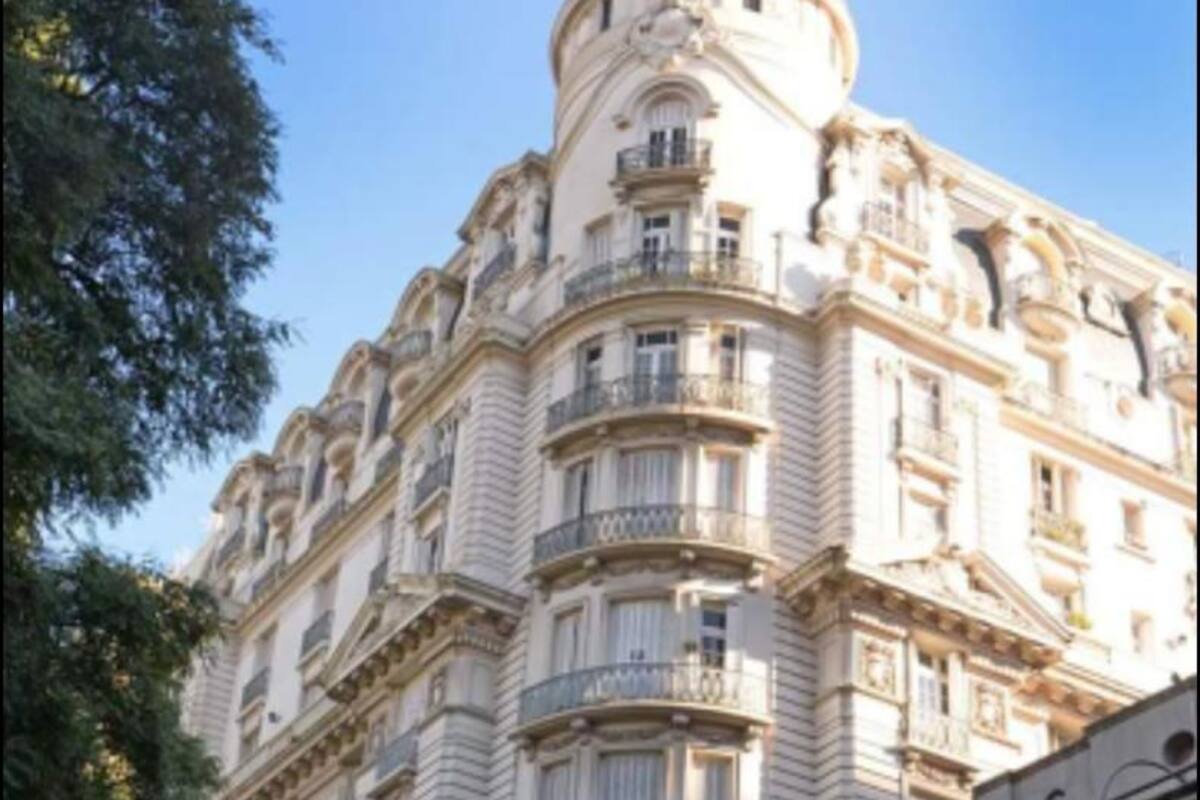 El edificio fue premiado internacionalmente por su arquitectura y diseño. Hoy, uno de sus monoambientes se vende a dos bitcoins.