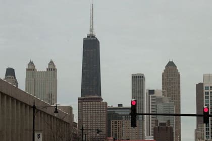 El edificio Hancock (a la izquierda, con dos antenas grandes) es el cuarto rascacielos más alto de Chicago.