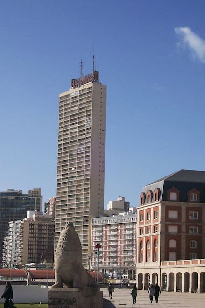 El edificio Havanna detrás de otro ícono marplatense, los lobos de mar, en 2020