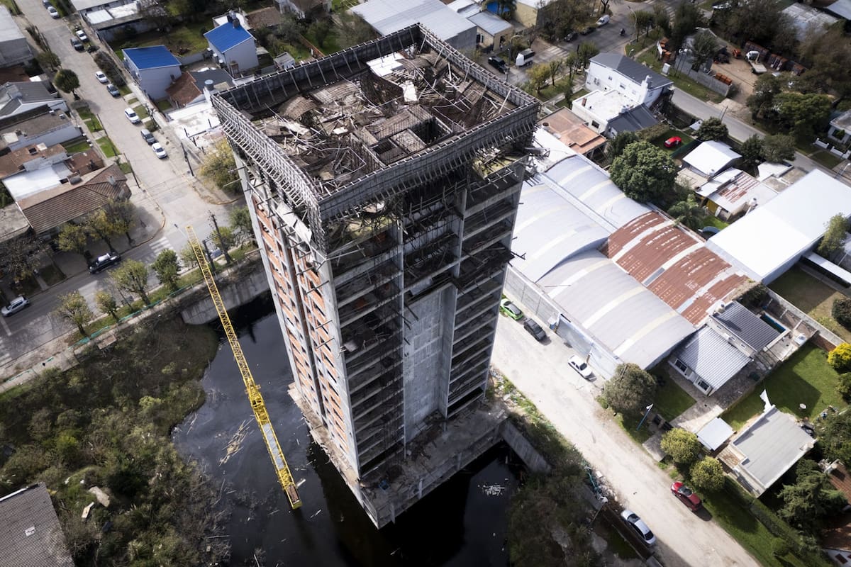 El edificio inconcluso de Floreal del Sol está ubicado sobre la avenida San Martín 565, en pleno centro de Belén de Escobar