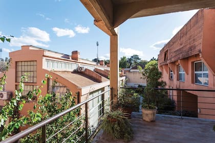 El edificio industrial reciclado tiene unidades tipo loft en planta baja con jardines propios y lofts de pisos superiores con terrazas.