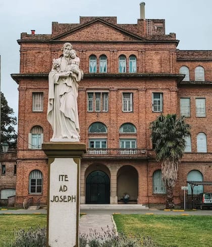 El edificio jesuita de San Miguel fue un lugar clave en la formación, la docencia y la trayectoria religiosa de Jorge Bergoglio