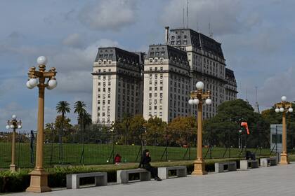 El Edificio Libertador es la sede del Ministerio de Defensa del Gobierno de Argentina, del Estado Mayor General del Ejército Argentino y del Estado Mayor Conjunto de las Fuerzas Armadas argentinas.