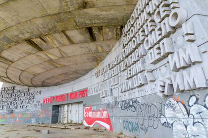 El edificio mide 107 metros de altura y su superficie total alcanza los 550 metros cuadrados. Más de 930 metros cuadrados y 35 toneladas de murales repasan la historia del Partido Comunista de Bulgaria.