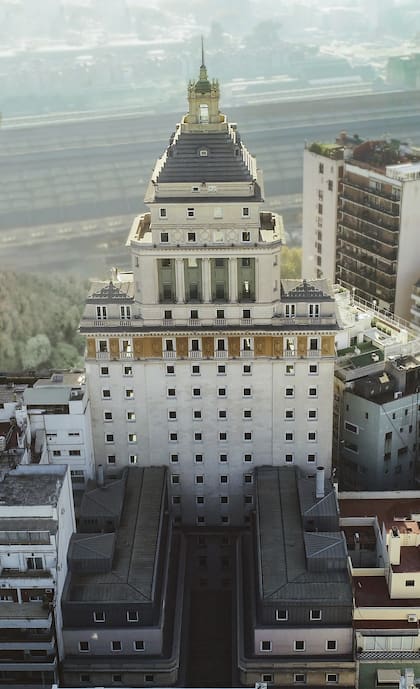 El Edificio Mihanovich fue concebido como edificio de renta por el empresario Nicolás Mihanovich.