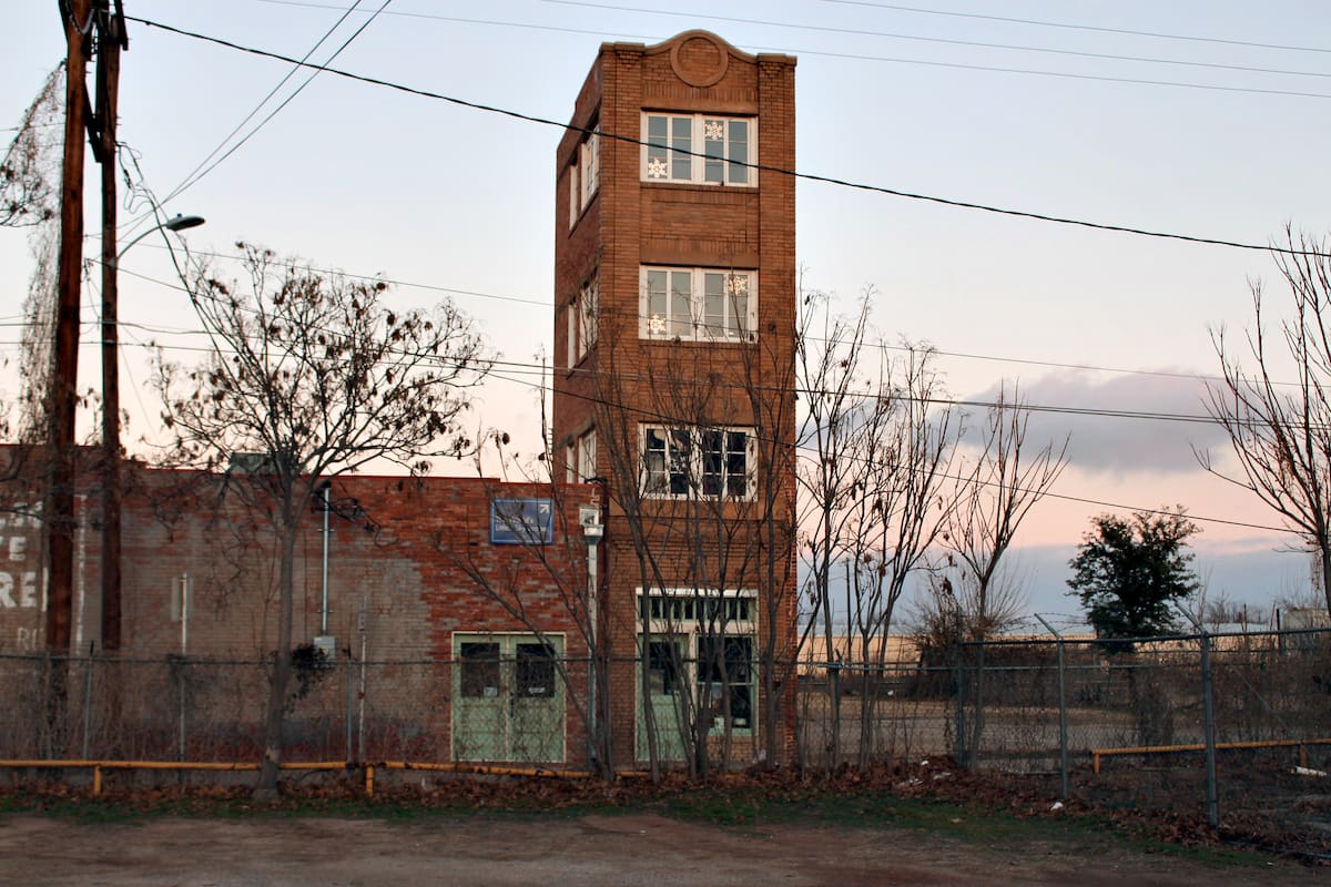 El edificio Newby-McMahon, comúnmente conocido como el rascacielos más pequeño del mundo, es una estructura de ladrillo rojo de estilo neoclásico.
