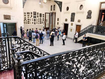 El edificio por dentro con sus ornamentadas escaleras