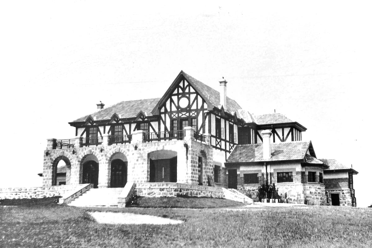 El edificio principal de La Cumbre Golf Club recién finalizado, en 1927, tras completarse la segunda etapa que permitió alcanzar los 18 hoyos