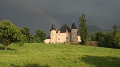 El edificio que ahora es el castillo comenzó como una simple torre de vigilancia hace 1000 años. Más tarde se convirtió en un fuerte. Y, a comienzos del siglo XVIII, pasó a ser una residencia privada