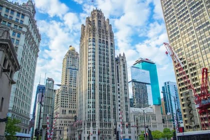 El edificio que fue sede del periódico Chicago Tribune fue construído por los arquitectos John Mead Howells y Raymond Hood, quienes ganaron el concurso para diseñar la torre en 1922, la construcción comenzó en 1923 y terminó en 1925. Su diseño neogótico y su ubicación cerca del puente DuSable y el edificio Wrigley, lo convierten en uno de los lugares favoritos de los fotógrafos