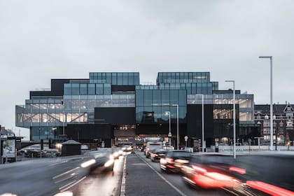 El edificio, que se inauguró en mayo en Copenhague, es parte de la iniciativa de lograr ciudades más amigables con los peatones