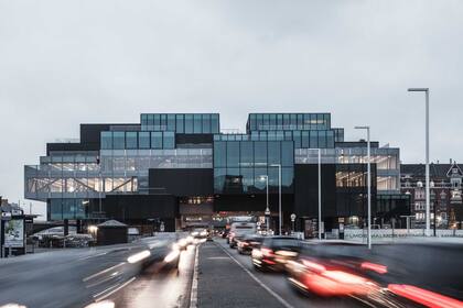 El edificio, que se inauguró en mayo en Copenhague, es parte de la iniciativa de lograr ciudades más amigables con los peatones