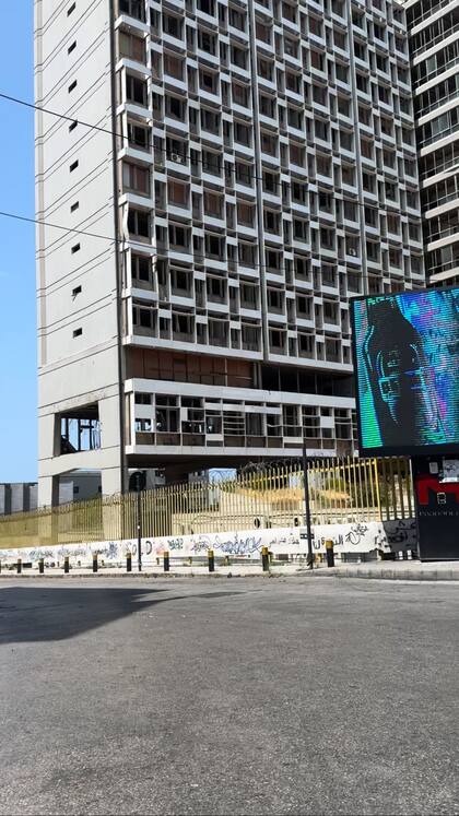 El edificio que solía ocupar la compañía eléctrica pública y hoy se encuentra abandonado y sin vidrios