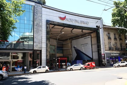 El edificio se encuentra a pocos metros del Shopping Alto Palermo