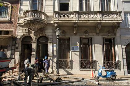 El edificio se encuentra sobre la calle Bolívar, empedrada con adoquines; su fachada será completamente restaurada, al igual que el interior.