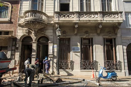 El edificio se encuentra sobre la calle Bolívar, empedrada con adoquines; su fachada será completamente restaurada, al igual que el interior.