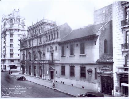 El edificio se inauguró en 1921 en la esquina de Libertad y Córdoba.