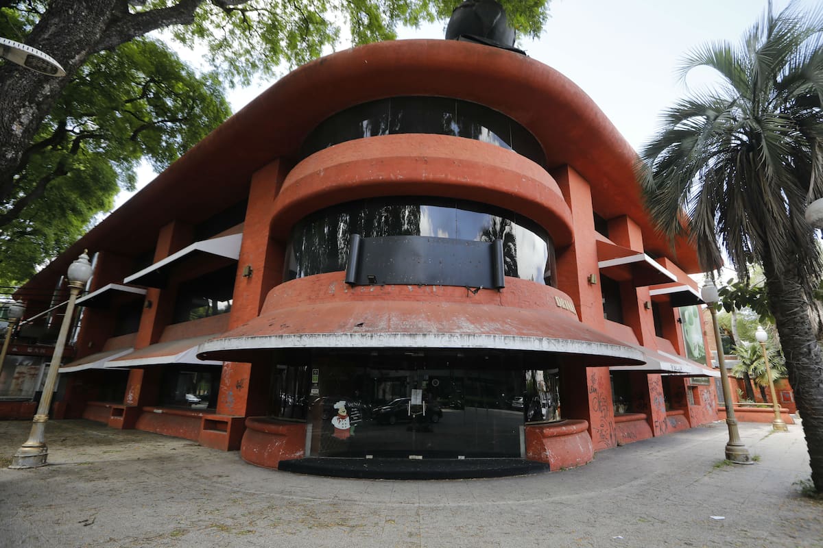 El edificio sigue abandonado