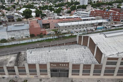 El edificio, sobre la avenida San Martín al 4000