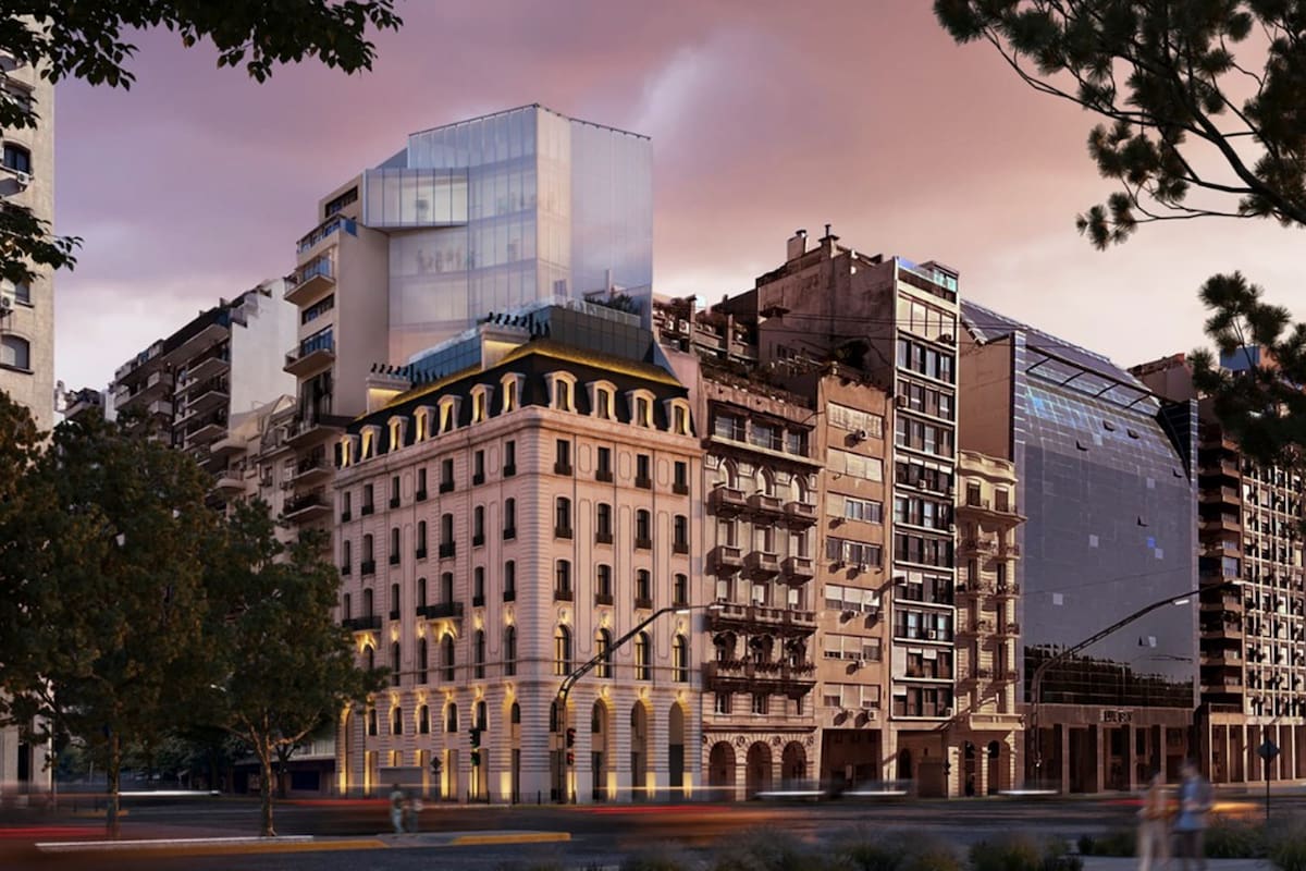 El edificio tapado y con movimientos de obra despierta la intriga de las personas que frecuentan la zona