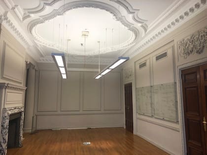 El edificio tiene una superficie bruta locativa de 11.465 m²