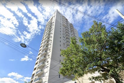 El edificio tipo torre ubicado en la calle Francia de la ciudad de Santa Fe