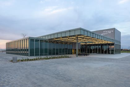 El edificio transparente, con tres cuerpos, de Malba Puertos