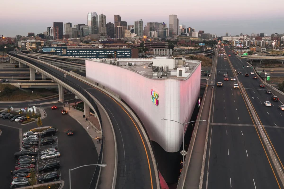 El edificio triangular de Meow Wolf aprovecha el espacio "muerto" entre tres autopistas