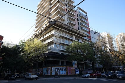 El edificio, ubicado en Crisólogo Larralde 2491, en Saavedra, está paralizado por una medida cautelar del Partido Socialista; los propietarios también denuncian a la desarrolladora