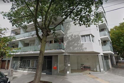 El edificio, ubicado en el barrio de Nueva Pompeya, en el que Pilar Lucía Riesco murió al caer del balcón.