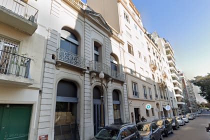 El edificio ubicado sobre avenida Alvear 1628 que van a demoler.