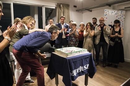 El editor Antonio Santa Ana soplando las velitas de los 20 años de la colección Zona Libre