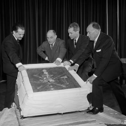 El editor francés Joseph Forêt presentó "El Apocalipsis" en París, en 1964; a su izquierda, el artista Georges Mathieu