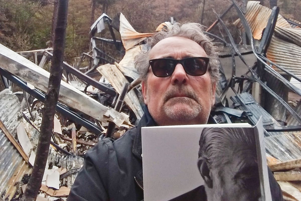 El editor y poeta Cristian Aliaga, a cargo de Espacio Hudson, que sufrió grandes pérdidas con los incendios en el sur